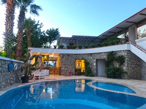 Außenpool (je nach Saison geöffnet), Sonnenschirme