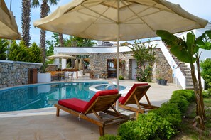 Seasonal outdoor pool, pool umbrellas - Butikhan Otel (Bodrum)