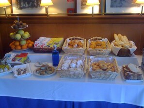Daily buffet breakfast for a fee - Hotel Azar (Plasencia)