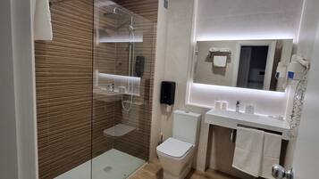 Een bad/douchecombinatie, gratis toiletartikelen, een haardroger