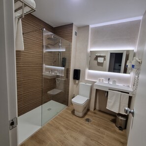 Combined shower/bathtub, free toiletries, hair dryer, bidet - Hotel Azar (Plasencia)