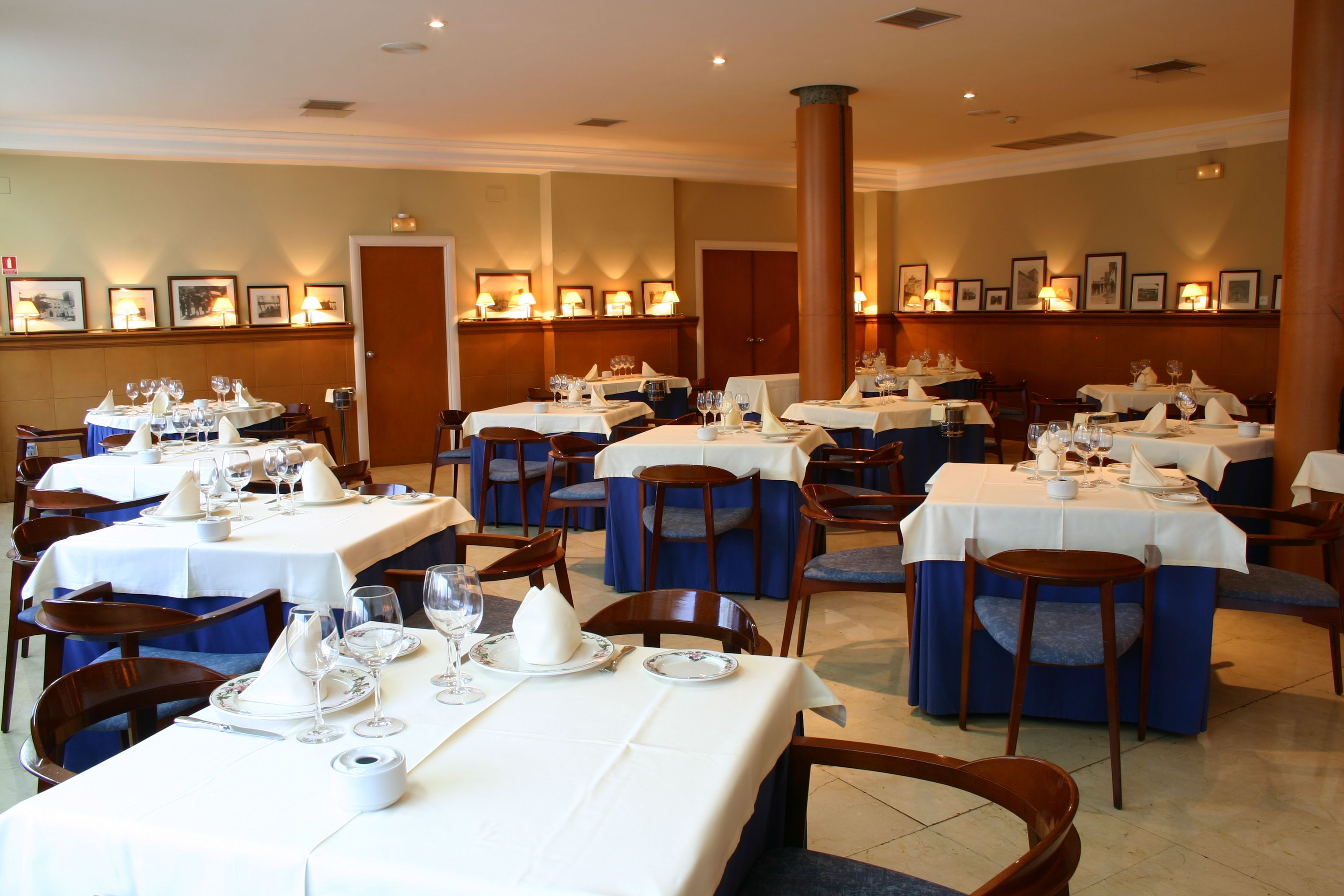 Déjeuner et dîner servis sur place, spécialités Cuisine locale