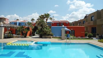 Piscina externa sazonal, guarda-sóis, espreguiçadeiras