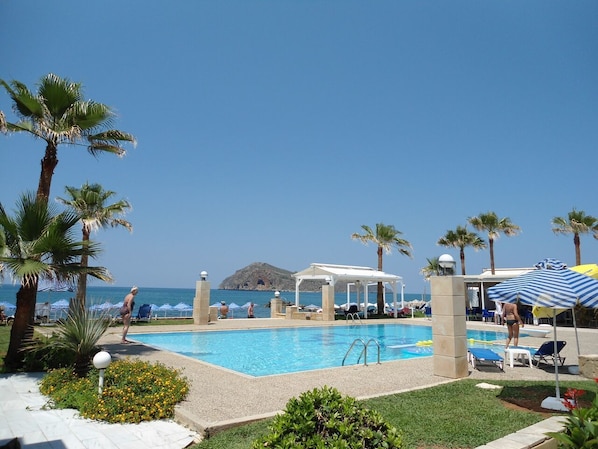 Piscine extérieure (ouverte en saison), parasols de plage