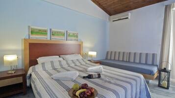 Cofres nos quartos, escrivaninha, ferros/tábuas de passar roupa