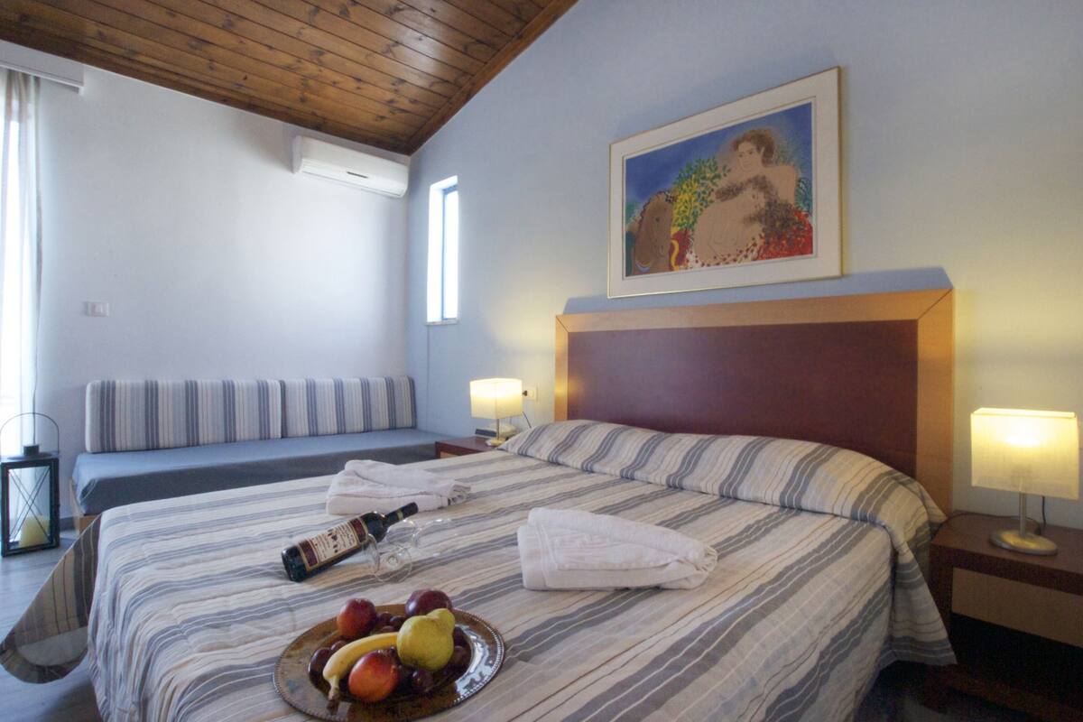 In-room safe, desk, iron/ironing board, bed sheets