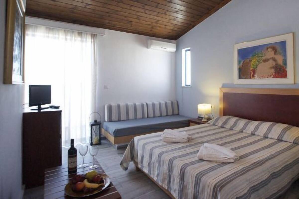 In-room safe, desk, iron/ironing board, bed sheets