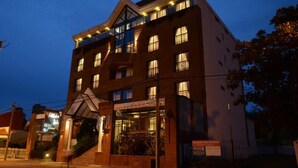 A multi-story hotel with a prominent entrance, a balcony, and a sign indicating it is a hotel. - Ñikén Hotel & Spa (Necochea)