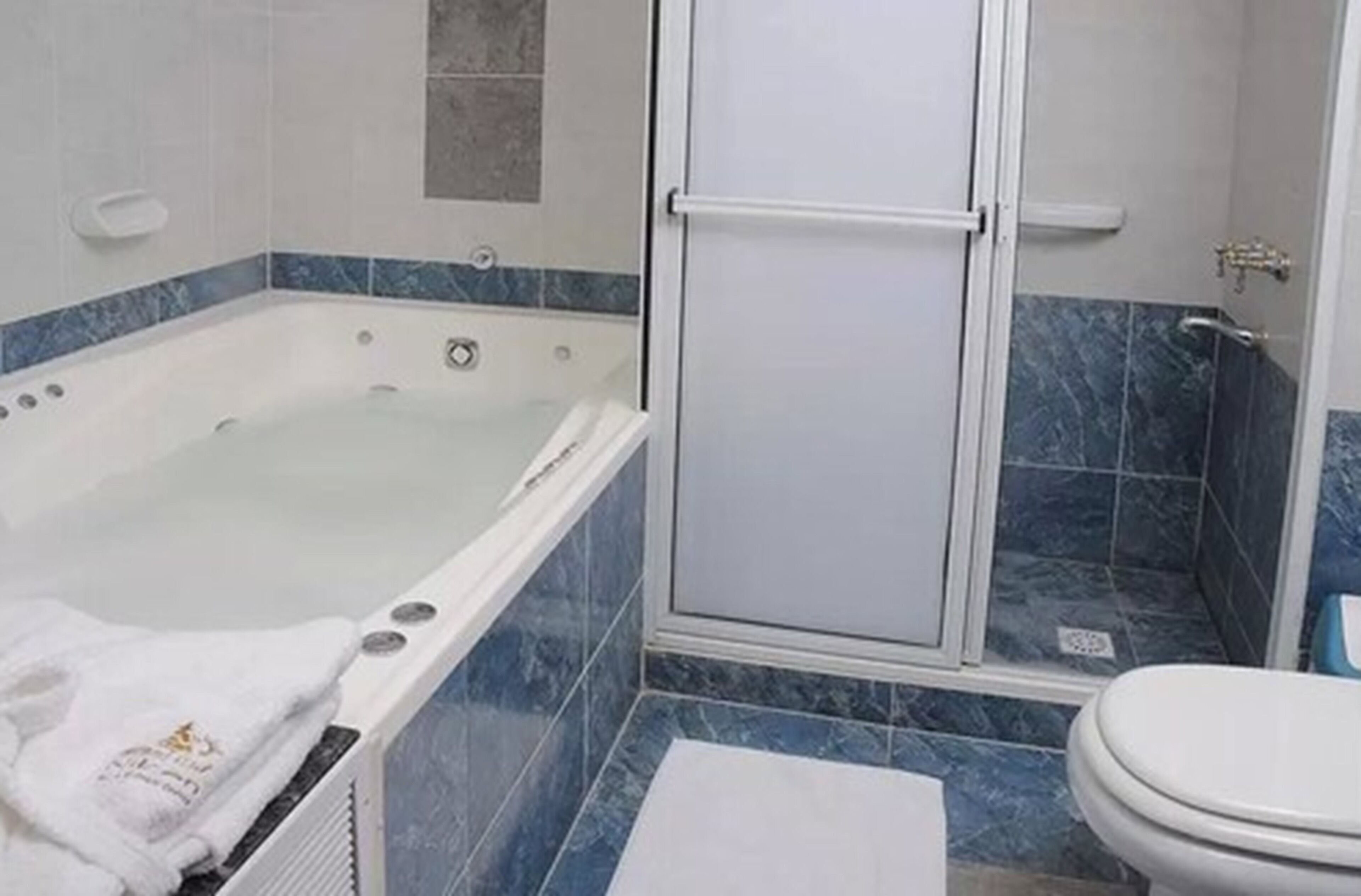 family suite | bathroom | free toiletries, hair dryer, bidet, towels