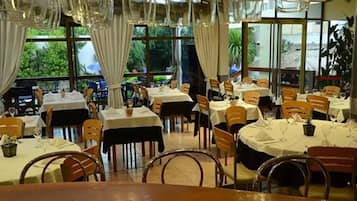 Makan malam dihidangkan, masakan antarabangsa