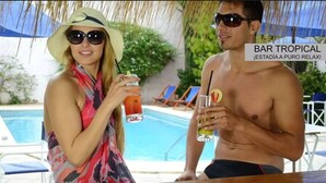 A poolside setting with a sign reading "BAR TROPICAL." - Ñikén Hotel & Spa (Necochea)