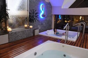 Salas de tratamiento para parejas, un sauna, una bañera de hidromasaje