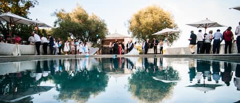 Piscina stagionale all'aperto, ombrelloni da piscina, lettini