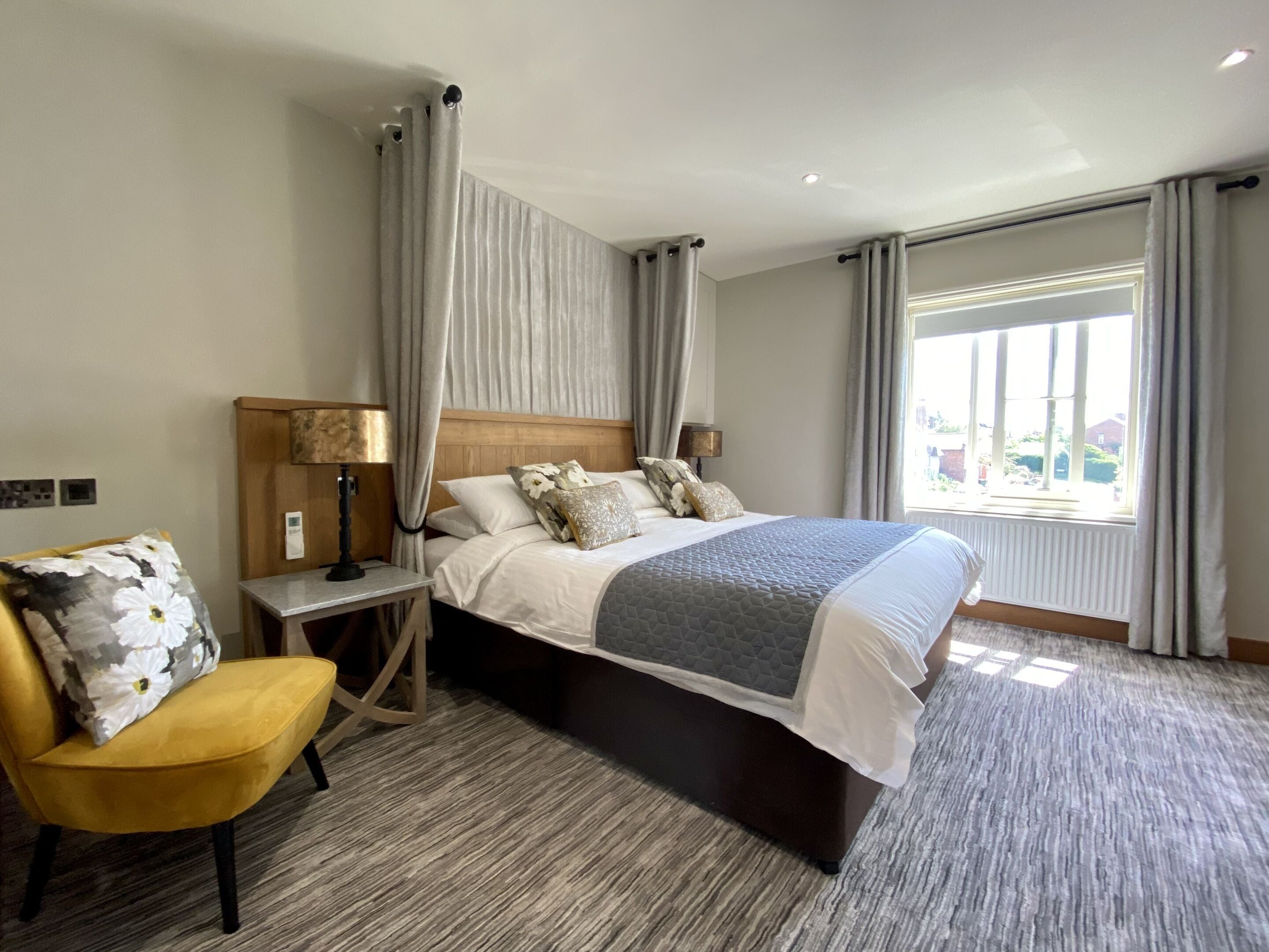 Suite ejecutiva, baño privado, vistas al patio | Escritorio, espacio para trabajar con un portátil, cortinas opacas