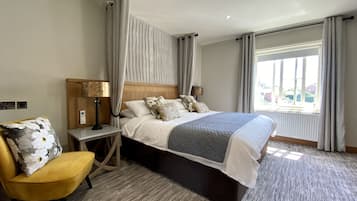 Suite ejecutiva, baño privado, vistas al patio | Escritorio, espacio para trabajar con un portátil, cortinas opacas