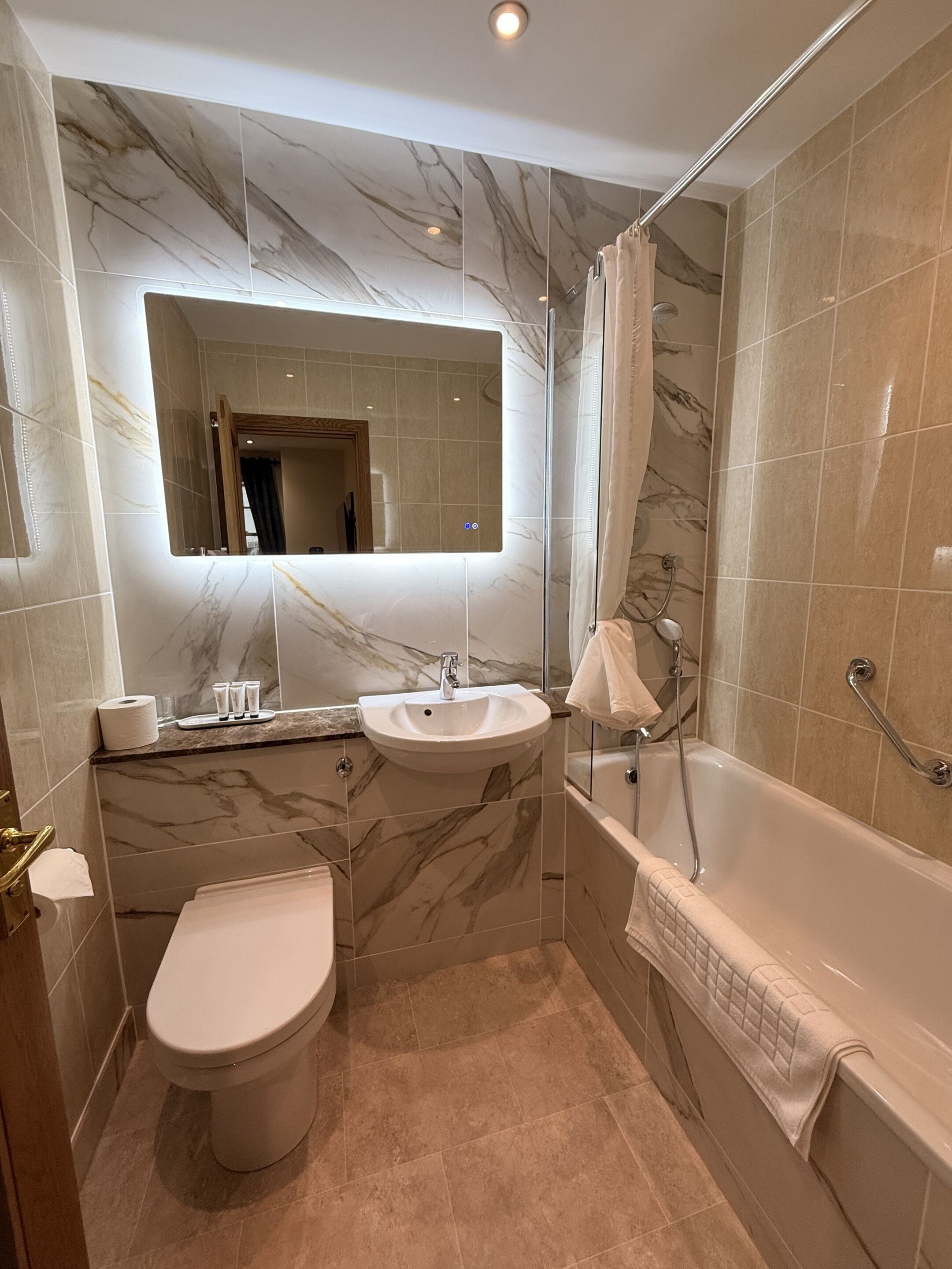 Superior Double or Twin Room, Ensuite | Bathroom | Combined shower/bathtub, free toiletries, hair dryer