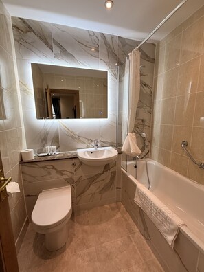 Chambre Supérieure Double ou avec lits jumeaux, salle de bains attenante | Salle de bain | Ensemble douche/baignoire, articles de toilette gratuits, sÚche-cheveux