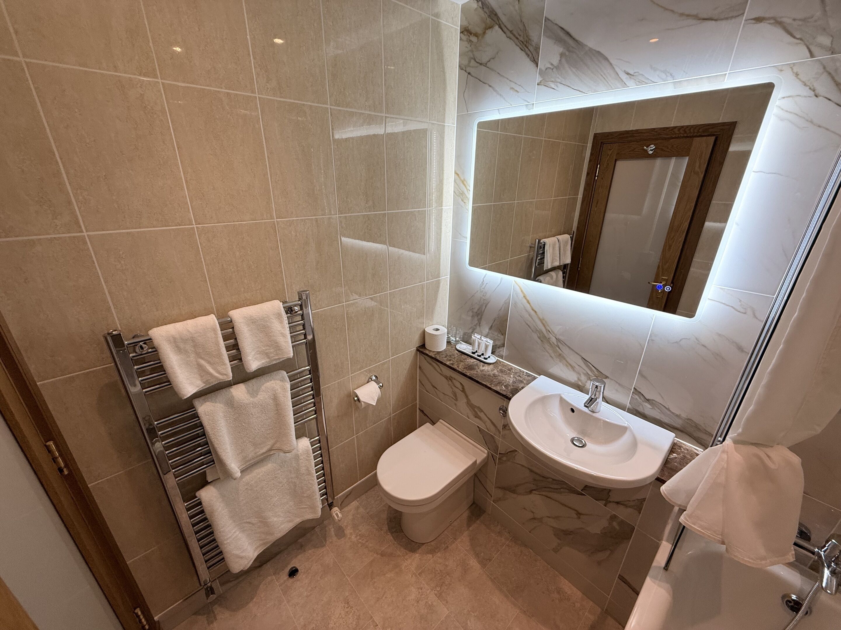 Combined shower/tub, free toiletries, hair dryer