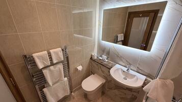 Combined shower/tub, free toiletries, hair dryer