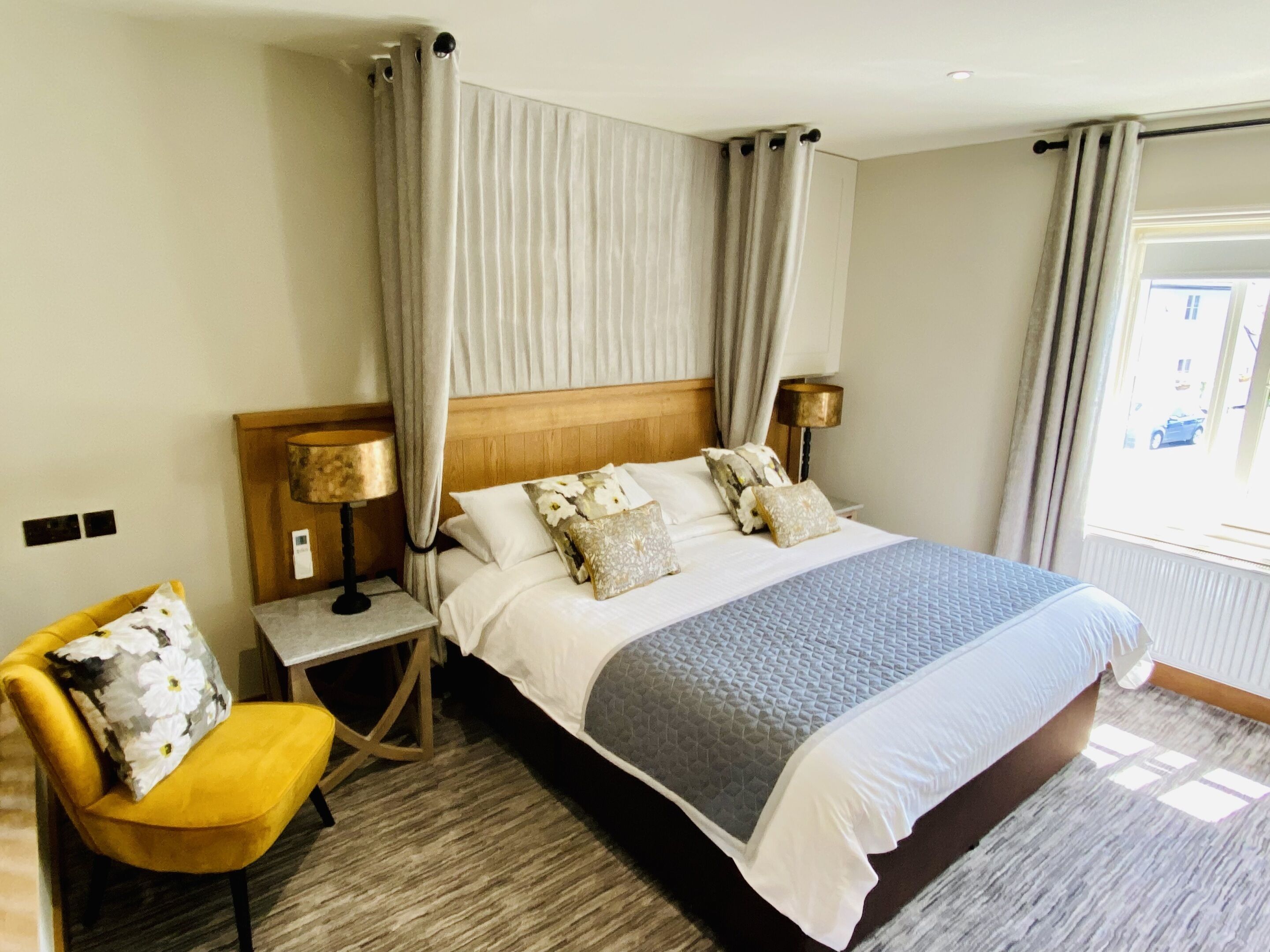 Suite Exécutive, salle de bains attenante, vue cour intérieure | Bureau, espace de travail pour ordinateur portable, rideaux occultants