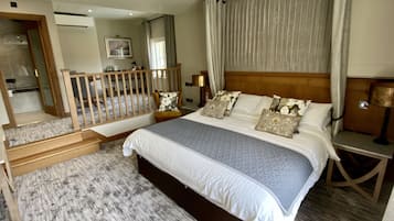 Suite ejecutiva, baño privado, vistas al patio | Escritorio, espacio para trabajar con un portátil, cortinas opacas