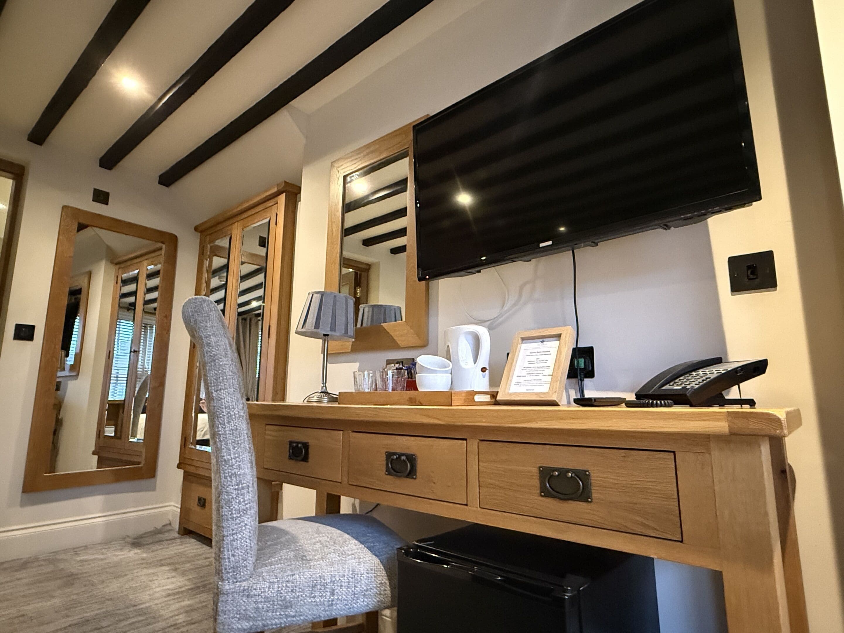 Habitación tradicional doble, baño privado, vistas al patio | Servicio de la habitación