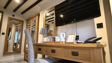 Habitación tradicional doble, baño privado, vistas al patio | Servicio de la habitación