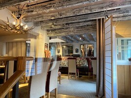 Kahvaltı, öğle yemeği ve akşam yemeği sunulur 