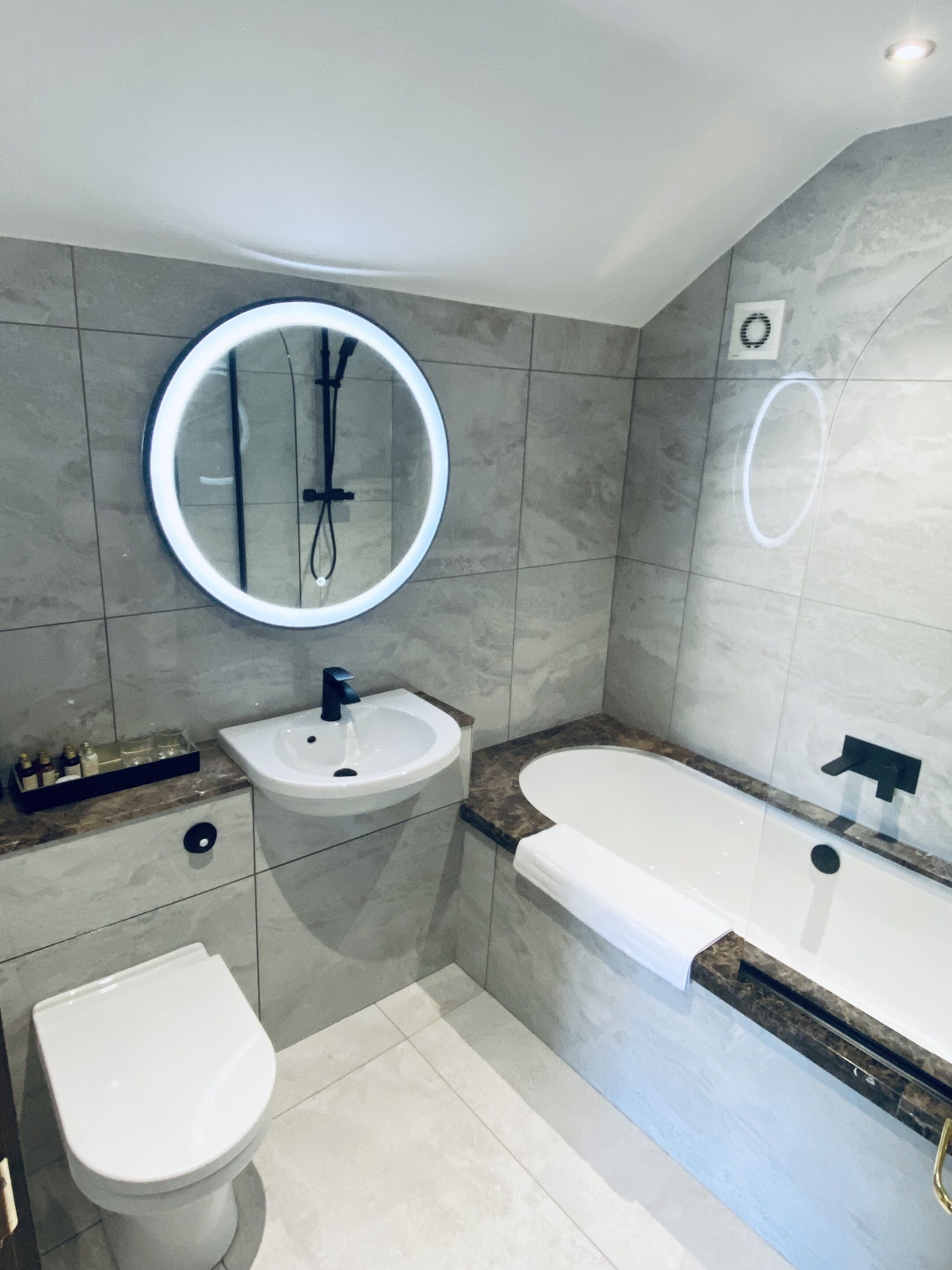 Executive Suite, Ensuite, Courtyard View | Bathroom | Combined shower/tub, free toiletries, hair dryer
