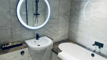 Executive Suite, Ensuite, Courtyard View | Bathroom | Combined shower/tub, free toiletries, hair dryer