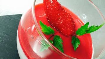 Ein Dessert mit Erdbeer- und Minzdruck in einem Glas.