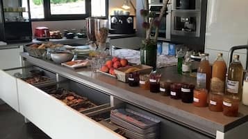 Svédasztalos reggeli mindennap (fejenként EUR 12 áron)