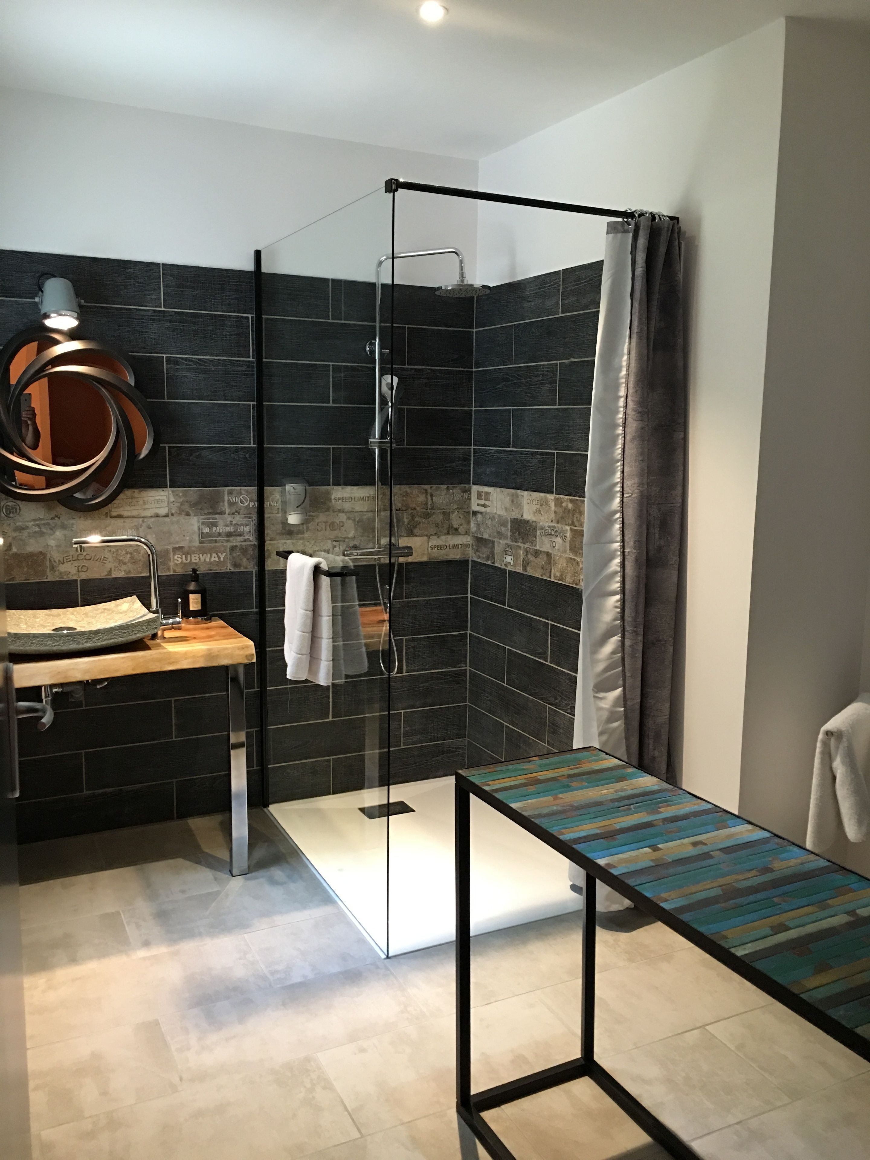 Een douche, gratis toiletartikelen, een haardroger, handdoeken