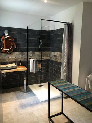 Een douche, gratis toiletartikelen, een haardroger, handdoeken