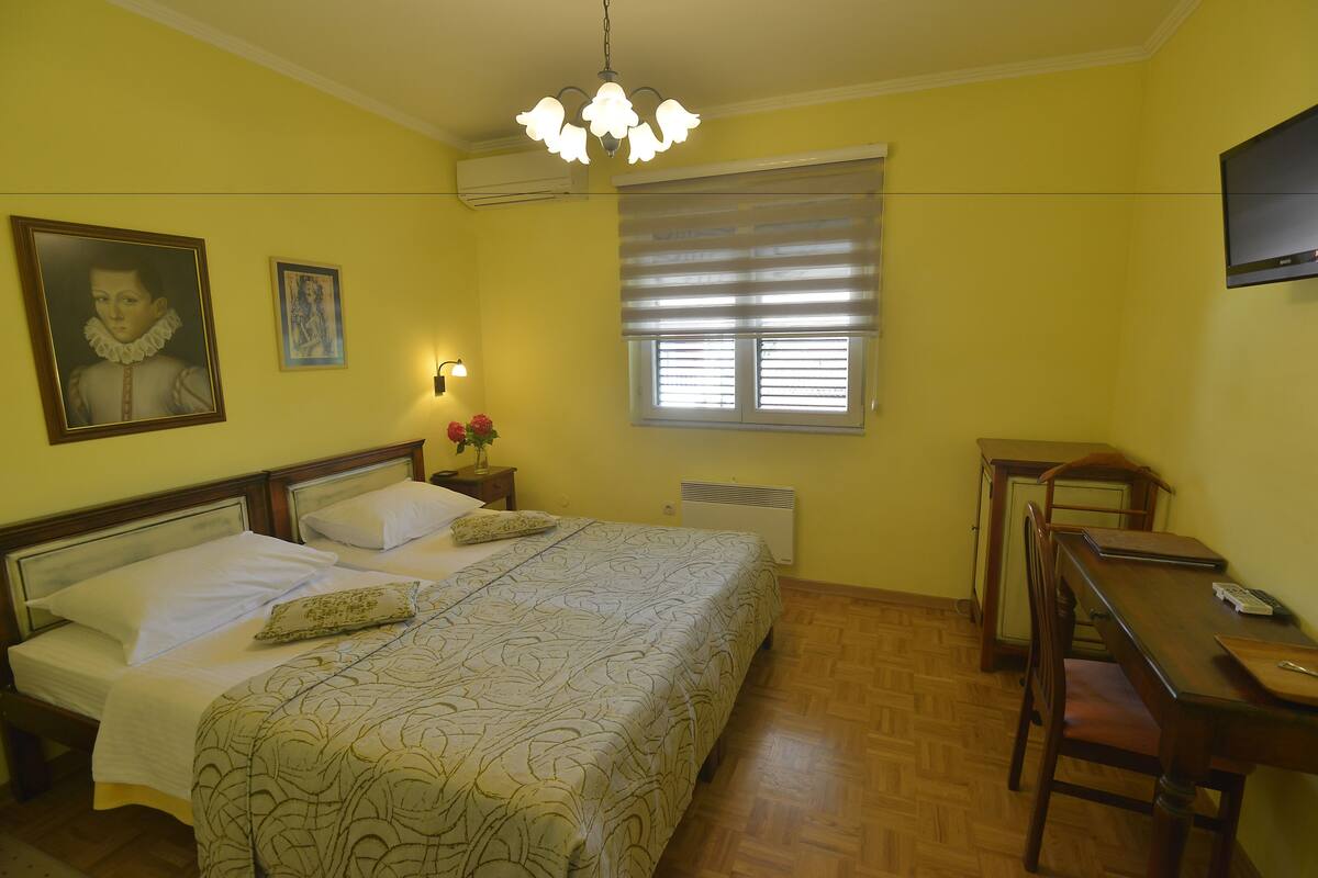 1 bedroom, premium bedding, in-room safe, desk