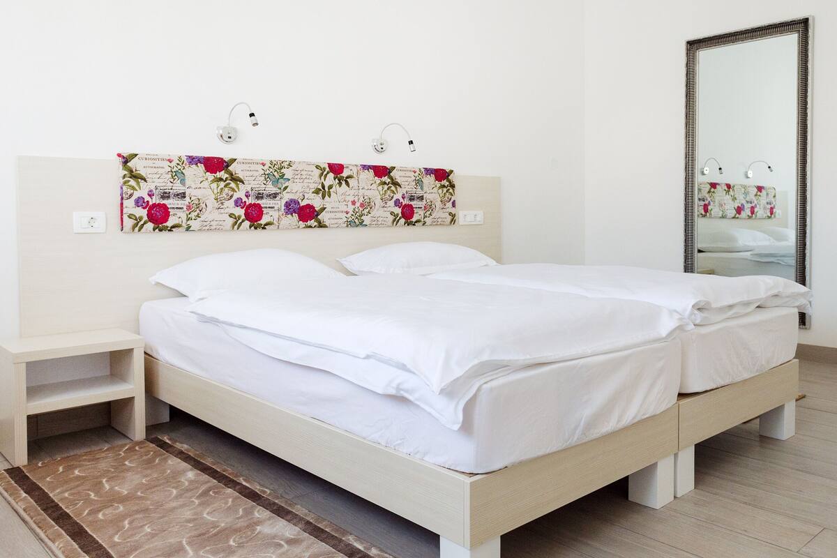 1 bedroom, premium bedding, in-room safe, desk
