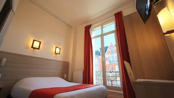 Standard Double Room | Desk, soundproofing, iron/ironing board, free WiFi