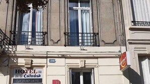 A hotel facade with a sign reading "HOTEL de la Cathédrale" and a contact number. - Hôtel de la Cathédrale (Reims)