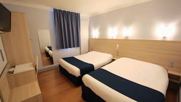 Habitación familiar | Escritorio, insonorización, tabla de planchar con plancha y cunas