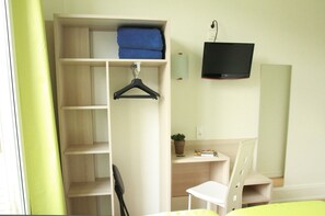 Desk, soundproofing, iron/ironing board, free WiFi