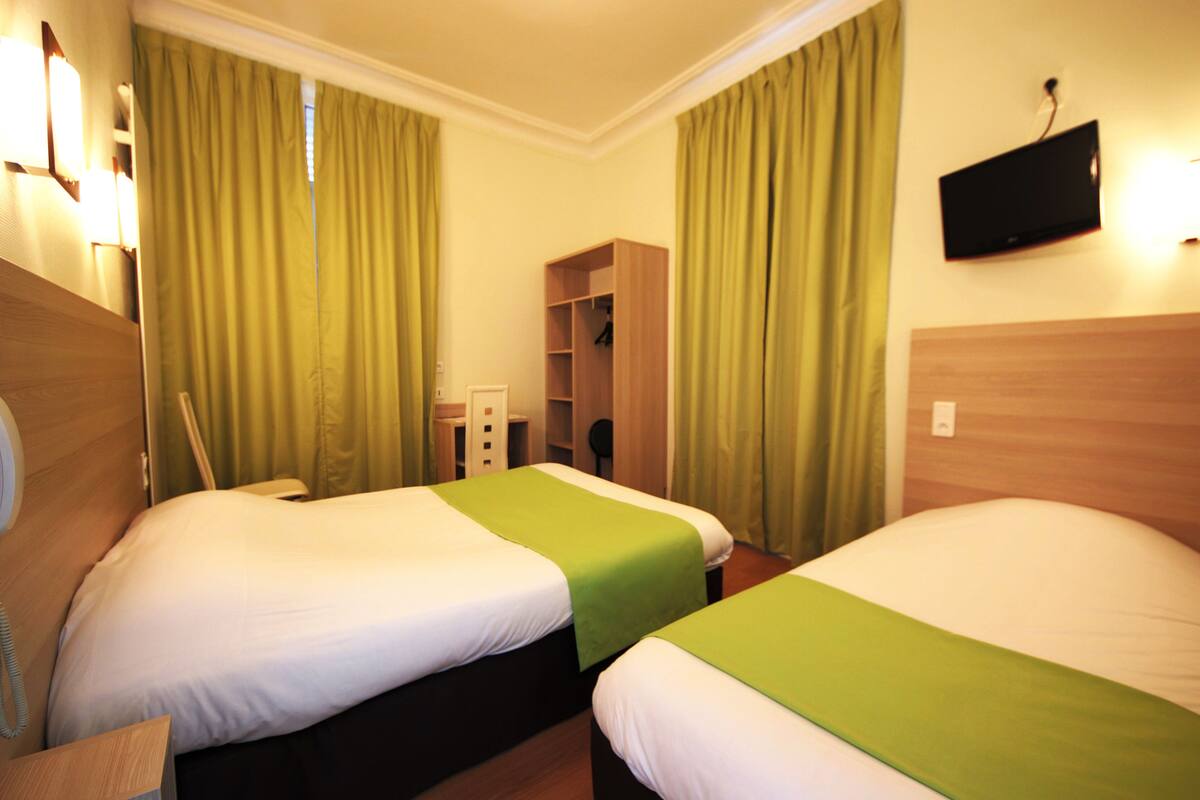 Triple Room | Desk, soundproofing, iron/ironing board (on request), WiFi (free)
