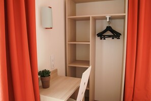 Bureau, chambres insonorisées, fer et planche à repasser, Wi-Fi gratuit