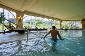 Piscine couverte, chaises longues