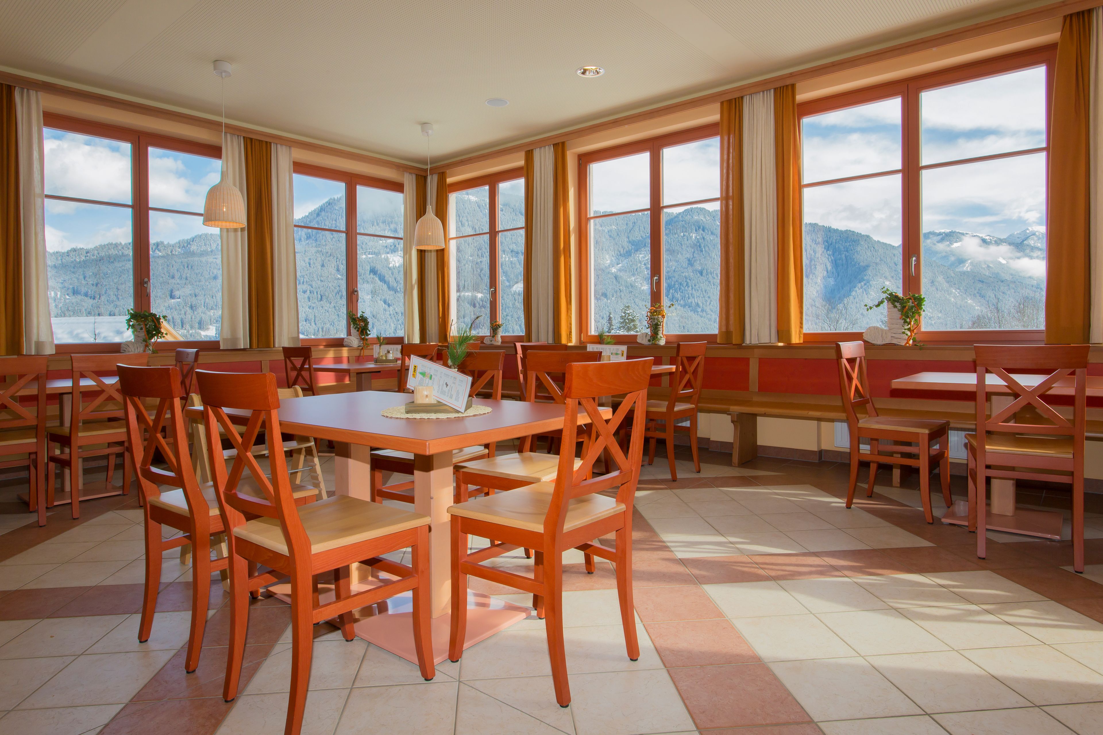 Tägliches Frühstücksbuffet (18 EUR pro Person)