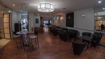 Petit déjeuner continental (7.50 EUR par personne)