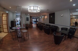 Daily continental breakfast (EUR 7.50 per person) - Hôtel Gambetta (Reims)