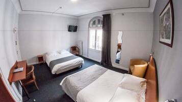 Literie de qualité supérieure, bureau, fer et planche à repasser