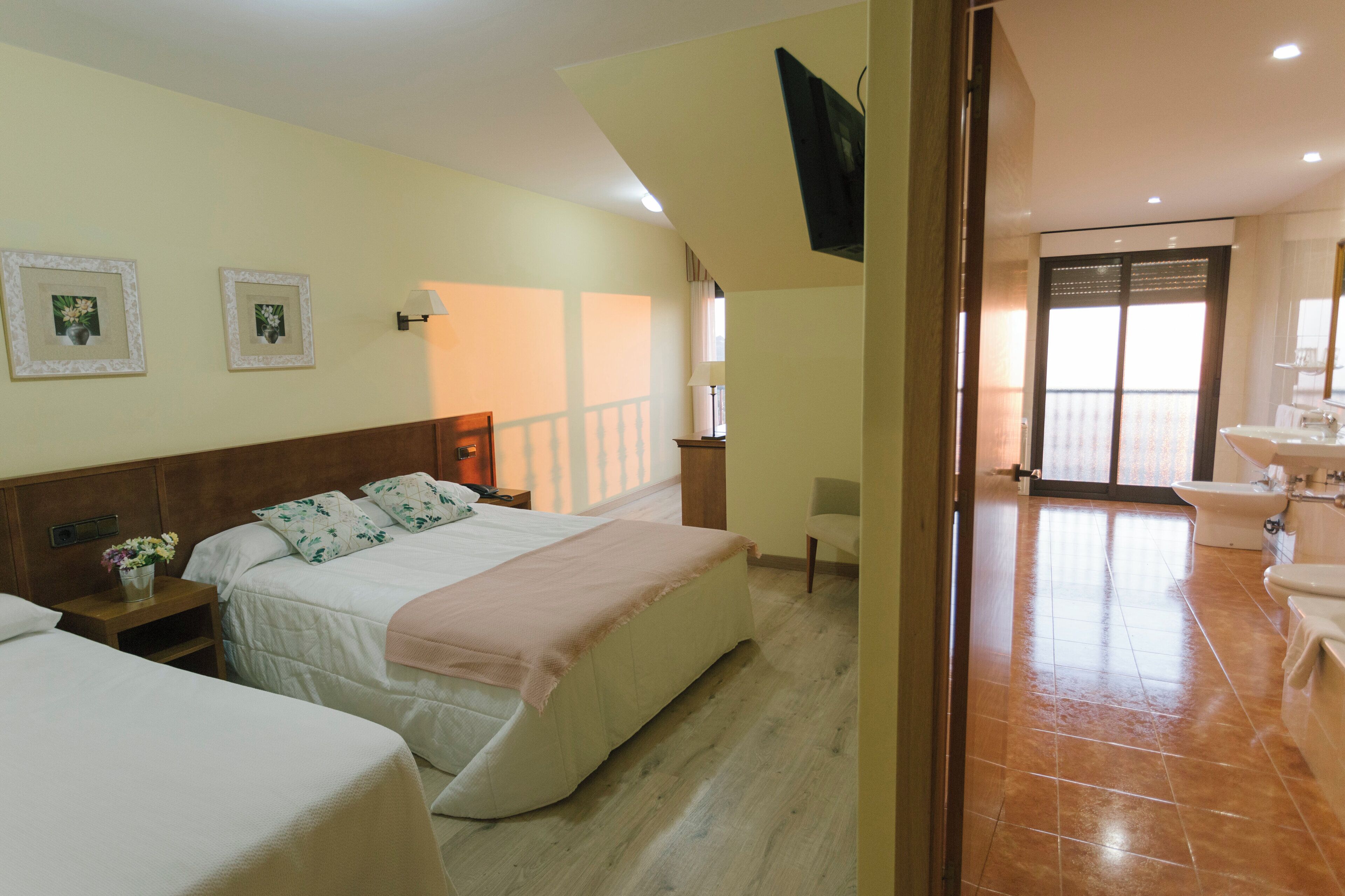 Caja de seguridad en la habitación, escritorio, cunas y wifi gratis 