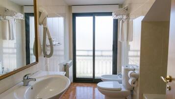 Vierpersoonskamer | Badkamer | Gratis toiletartikelen, een haardroger, een bidet, handdoeken