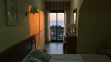 Tweepersoonskamer, uitzicht op zee | Een kluis op de kamer, een bureau, babybedden (toeslag), gratis wifi